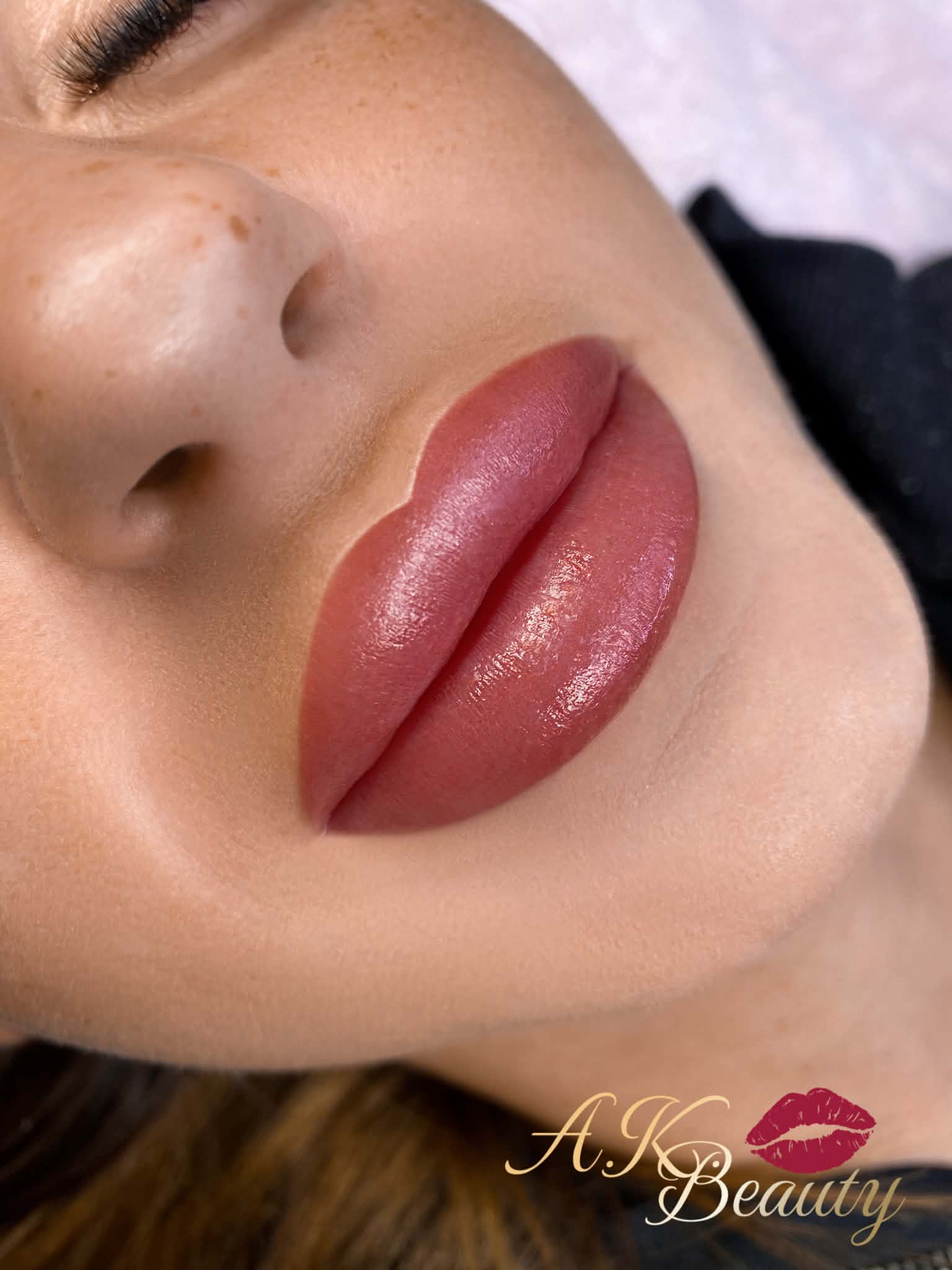 Lip blushing prosess — naturlig farge på leppene hos AK Beauty