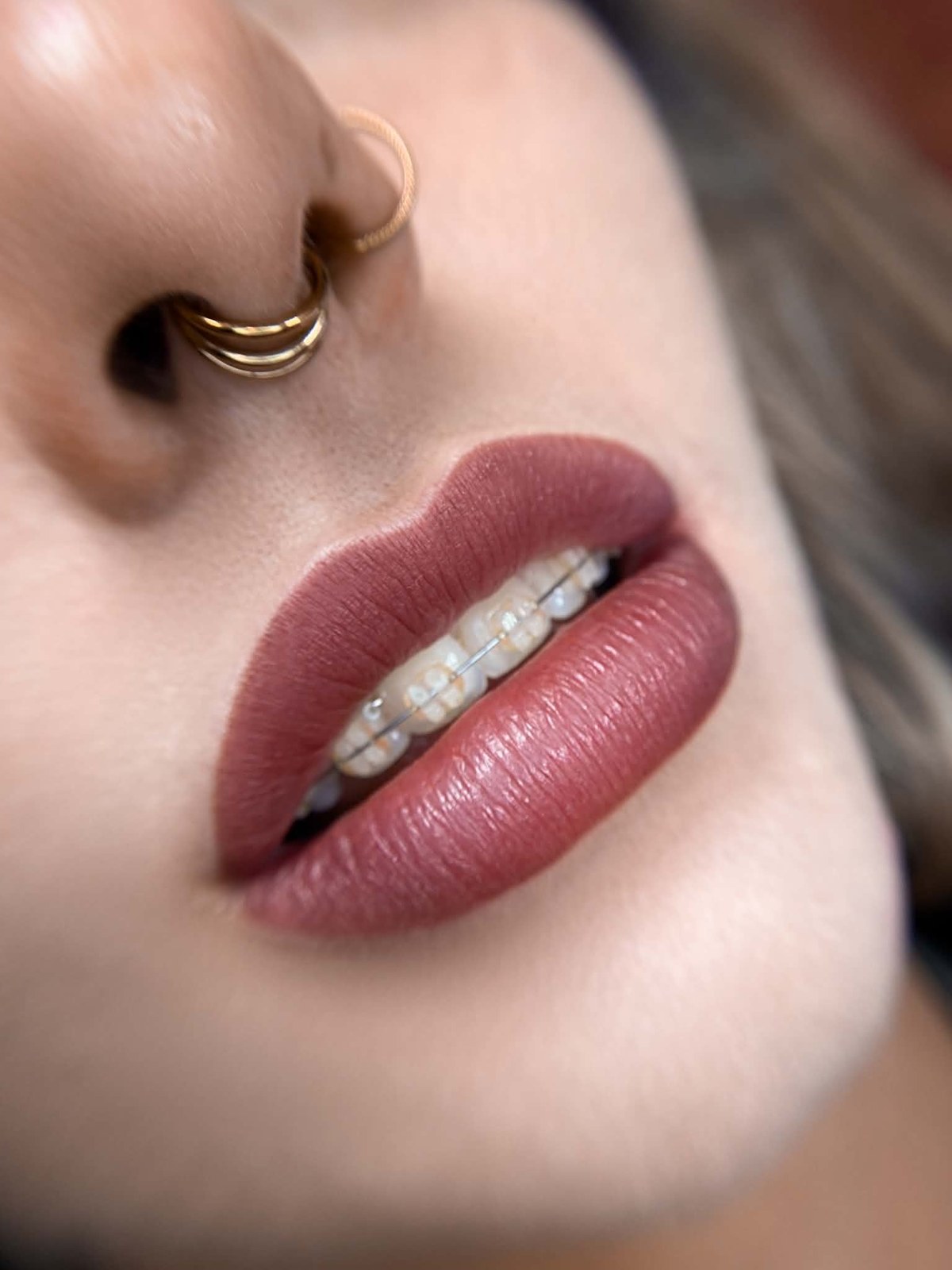 Lip blushing resultat — naturlig rosafarge på leppene etter behandling hos AK Beauty